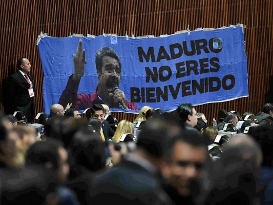 Mauricio Kuri Gonzales, advirtió que el ''grupo parlamentario del PAN, no permitirá que México se convierta en la nueva Venezuela'' y que su partido sabrá oponerse con absoluta determinación a todo aquello que lastime el interés público y a la sociedad Mexicana.<br/>Durante el discurso de agradecimiento del Andrés Manuel, legisladores del PAN se dirigieron a la tribuna para extender una rotulo, en protesta por la invitación al mandatario del país sur americano, Nicolás Maduro