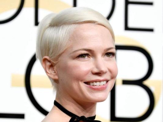 <br/>Michelle Williams<br/>La piel de porcelana y el cabello corto y platinado de Michelle solo fue acentuado con un toque de blush rosa y labios en el mismo color con gloss.