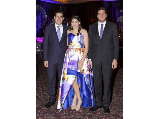 La cumpleañera Anabella Larach Cardona con sus hermanos Roberto y Luis Miguel.