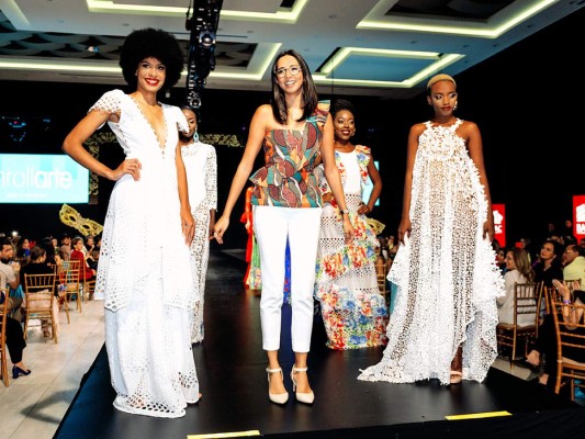 Enrollarte:<br/>Una marca de tres hermanas: Pamie, Nan Marinakys y Adriana Callejas, apasionadas por la creatividad, mostraron su coleccione de telas brocadas, guipures, encajes y flores multicolores cobraron vida en la pasarela de Enrrollarte.