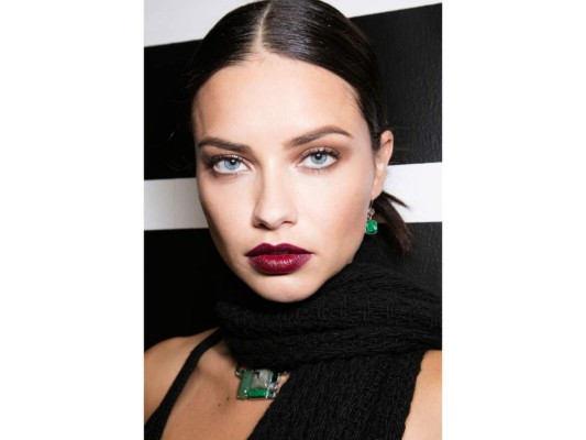 Beauty look de Bottega Veneta FW 2016/2017 con labios en rojo vino.