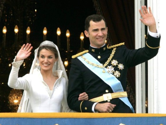 Como es costumbre, los recién casados se asomaron en el balcón del Palacio Real para saludar a todos los que acudieron a festejar su enlace. Sin embargo, mientras toda España esperaban un beso romántico, los novios prefirieron darse un casto beso en la mejilla.<br/>