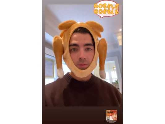 Joe Jonas. Con esta divertida imagen, Joe nos dio a entender que celebró alegremente el día de Acción de Gracias ¿Qué te pareció su gorro?