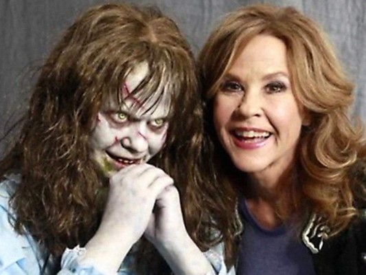 Linda Blair, la protagonista de la película, admitió que tenía 13 años cuando la hizo y no sabía muy bien qué estaba pasando. No le impactó tener que hacer ese papel porque se lo tomó como un trabajo más. Solo tenía que actuar y ya. El trauma real vino después del estreno de El Exorcista en 1973 porque todo el mundo, incluso la prensa, la empezó a tratar como si hubiera sido poseída de verdad. De hecho, para intentar frenar este caso, sus representantes le hicieron hacer ruedas de prensa por todo el mundo para callar los rumores.