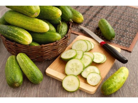 5. Pepino<br/>Las cáscaras de pepino son ricas en fibra insoluble, un tipo de fibra que barre a través de tu tracto digestivo como una escoba, creando masa fecal. También ayuda a aliviar el estreñimiento y es un factor importante para mantenerte regular.