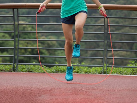 Quemarás calorías<br/>En una sesión de 30 minutos puedes quemar hasta 300 calorías, haciendo un ejercicio continuo. Saltar la cuerda gasta más calorías que practicar baloncesto o andar en bicicleta.<br/>