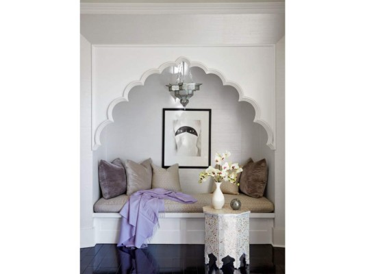 Uno de los rincones favoritos de Khloe es esta daybed, con clara influencia marroquí, cojines neutros y paredes en inmaculado blanco