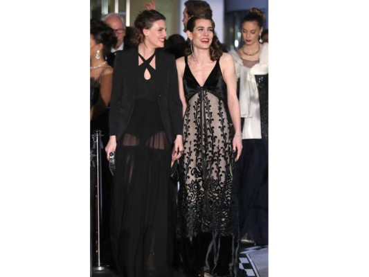 El vestido de Carlota de escote en tono oscuro, con falda de tul y bordados, acentuando su perfecta figura muy parecido a un conjunto que llevó su madre hace veinte años