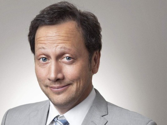 Rob Schneider.<br/> El comediante expresó su inconformidad por la vacuna a través de un mensaje en su cuenta oficial de Twitter, en el que escribió: “Simplemente diga que no... Y siga diciendo que no... ¡Más de la mitad de la población de Estados Unidos continúa diciendo que no a esta terapia génica experimental no aprobada! Mi cuerpo, mi elección”.