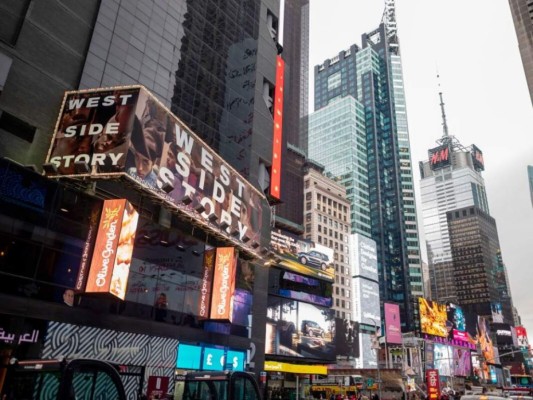 El gobernador de Nueva York prohibió todas las reuniones con más de 500 personas, por ende, se cancelan los espectáculos de Broadway.
