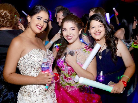 Glamour en la gala de la Escuela Internacional Sampedrana