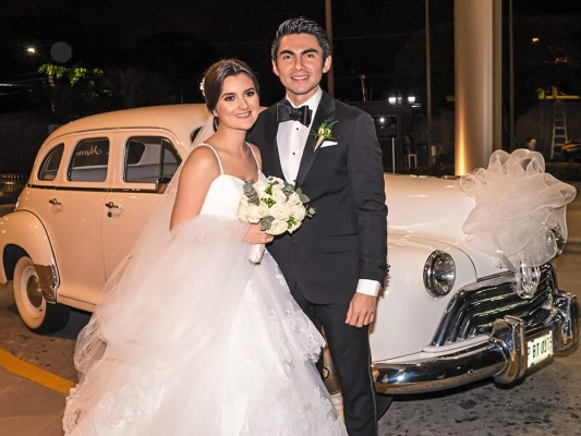La feliz pareja de recién casados Sonia y José Hernández al llegar al Club Arabe. Fotos: Daniel Madrid.