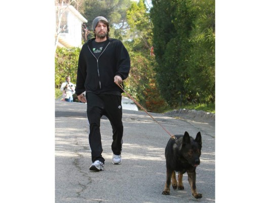Ben Affleck con su perro llamado Martha Stewart.