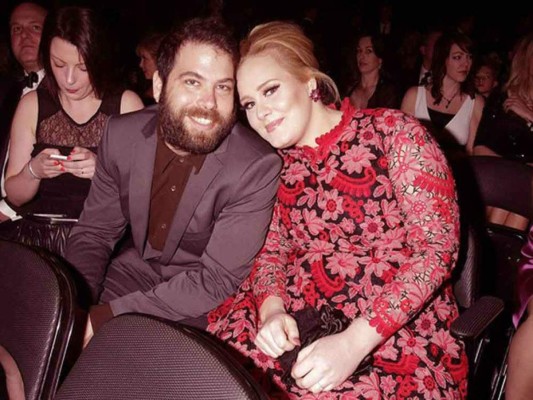 Fue amor a primera vista. Adele se sentía bastante contenta con el, ya que no era una celebridad y lograron mantener su relación en privado.