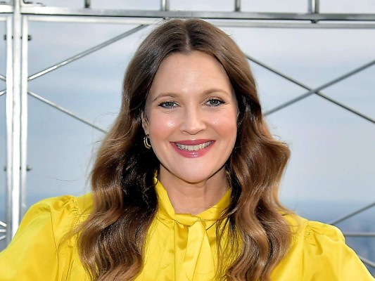 Drew Barrymore. A loA los 10 años, consumía alcohol y marihuana; a los 12, probó por primera vez la cocaína y al año siguiente, cuando cumplió 13, fue ingresada en un centro de adiccioness trece años. Estuvo en el hospital Van Nuys Psychiatric durante un año y medio. Ya recueperada al 100 esta feliz de todos los logros que ha alcanzado.