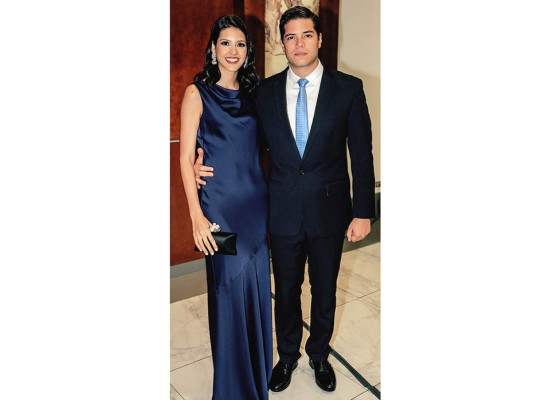 Héctor Bustillo y Sara Bogran celebran por su amor