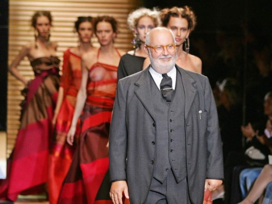 Gianfranco Ferre. <br/>El italiano de 62 años falleció en junio de 2007 a consecuencia de una hemorragia cerebral. Ferre fue director creativo de la compañía homónima desde 2002, tras su muerte fue reemplazado por el sueco Lars Nilsson.<br/>