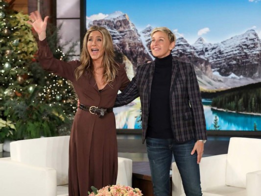 Jennifer Aniston y Ellen DeGeneres se besan en The Ellen Show  