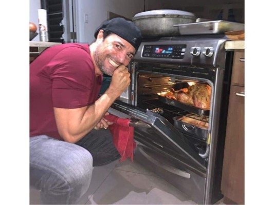 'Happy Thanksgiving Day. Deseándoles muchas bendiciones', escribió Chayanne en Instagram.