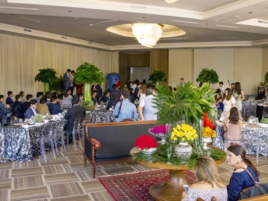 El desayuno estilo francés de los senior de la Escuela Internacional  