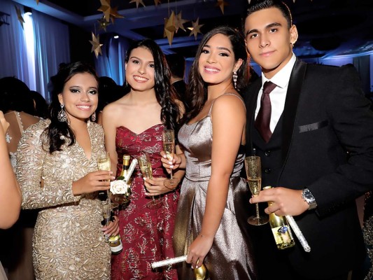 Momentos capturados por el lente de Estilo: Prom Night Academia Los Pinares 2019  