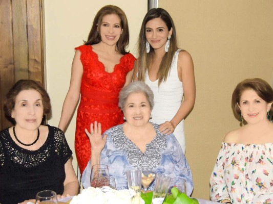 Alegre shower para Sabrina Mahchi