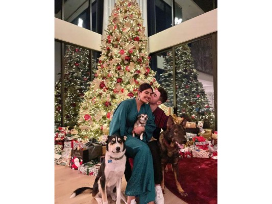 Nick Jonas junto a su esposa Priyanka, desearon a sus fans una feliz Navidad a través de una postal familiar.