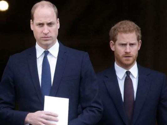 9. El Príncipe William advirtió a su hermano menor que no se moviera demasiado rápido en su relación con Meghan, provocando resentimientos. 'No sientas que tienes que apresurarte. Tomate todo el tiempo que necesites para conocer a esta chica ', le dijo el mayor a Harry, según fuentes de Finding Freedom. Según los informes, el Príncipe Harry se ofendió cuando William llamó a Meghan 'esta chica'.