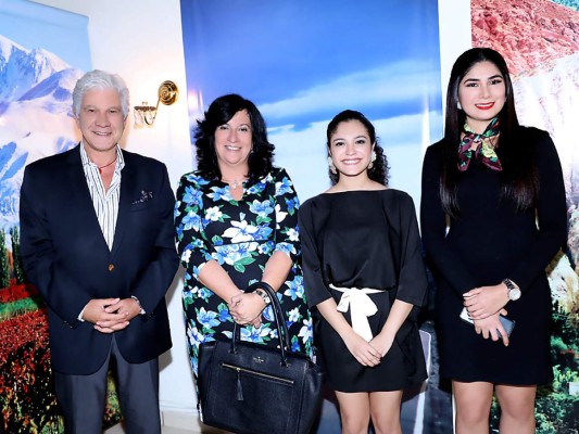 El embajador de Argentina Juan José Castelli, Lina Mancuso Rivera (Directora de Cultura y Arte), Ariana María Gale Reyes y Mariela Escobar (fotografías: Hector Hernández)