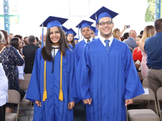 Entrega de títulos de la Macris School, generacion 2017