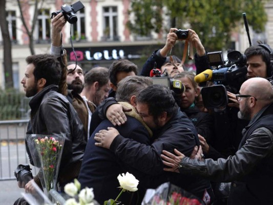 Ciudadanos se reúnen en las afueras del teatri Bataclan, lugar de uno de los trágicos ataques terroristas