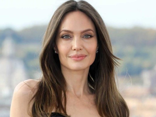 Angelina Jolie<br/>Lady Jolie es prima vigésimo sexta de la reina Isabel. Su parentesco vendrá por el lado de María de Francia, quien es la hija del Rey Felipe ll.<br/>