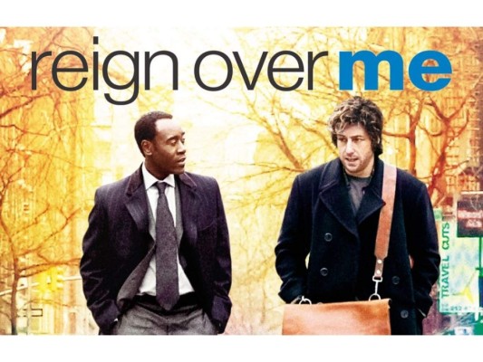 2. Reign Over Me / La esperanza vive en mí (2007).<br/>Una de las mejores actuaciones de Sandler. Su papel como Charlie, un joven que sigue llorando la muerte de sus familiares después del ataque a las torres gemelas en 2001, es increíble.