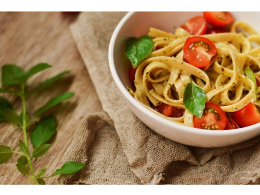 Pasta con tomate y albahaca