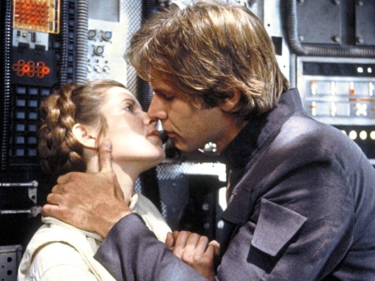 La princesa Leia & Han Solo, Star Wars (1977) Si, sabemos que los fans aún lamentan la muerte de Han Solo en El Despertar de la Fuerza. Pero lo cierto es que al comienzo de la saga, Harrison Ford y Carrie Fisher aportan la nota romántica a las películas de George Lucas en una combinación explosiva de odio, ternura y amor.
