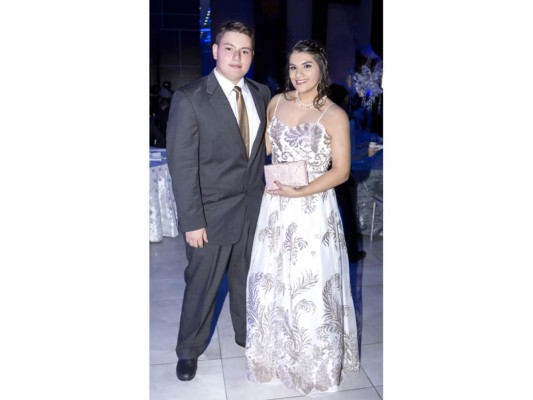 Nuevos bachilleres festejan en su Winter Prom   