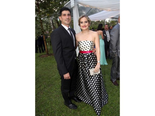 José Jarquín y Julissa Ustariz celebran fiesta nupcial