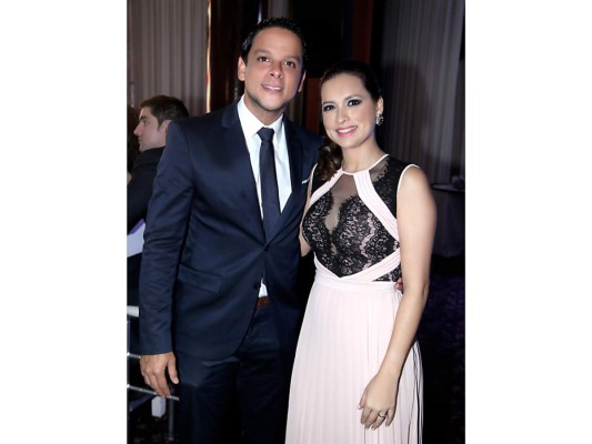 José Luís Vallecillo y Vanessa Nazrala celebran romántica boda  