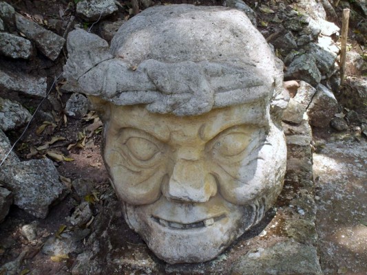 <br/>UNA CIUDAD ENCANTADA. En Copán se encuentran aproximadamente 1.400 montículos, que son evidencias que debajo de ellos hay una estructura por descubrir. Aproximadamente han sido excavados 1.300 montículos desde la parte central hacia afuera. <br/>