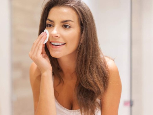 Desmaquillarte. Acostarnos a dormir con las pestañas maquilladas es muy mala costumbre, ya que al ponerles máscara o rímel se resecan con facilidad y pueden debilitarse. Las pestañas son muy delicadas por lo que debes desmaquillarte siguiendo la dirección de su crecimiento.