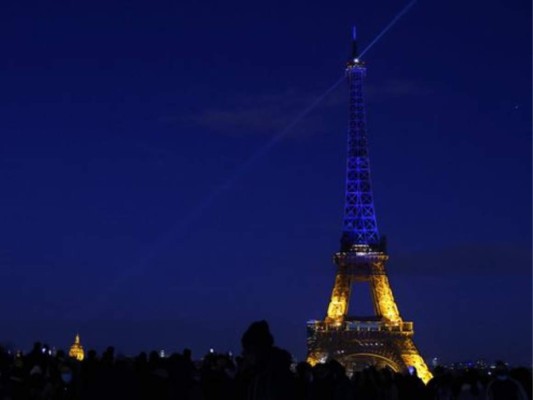 La Torre Eiffel se iluminó con los colores de la bandera de Ucrania.