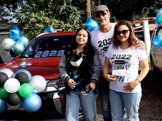 Adriana Chirinos y sus padres Francisco Chirinos y Glenda Barahona
