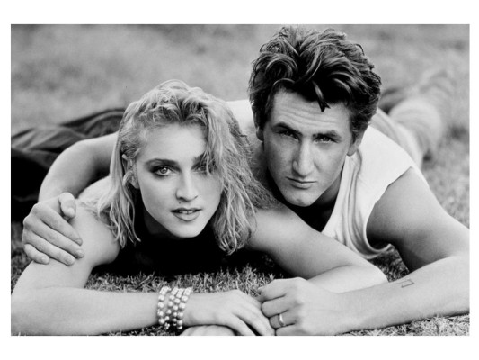 La artista se casó con el actor Sean Penn, en 1985, la unión no duro tanto ya que se divorciaron en 1989 y esto fue una gran inspiración para su álbum 'True Blue'