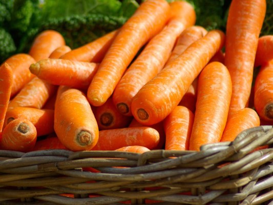 Pro Vitamina A (betacaroteno). Tiene propiedades antioxidantes para la formación del colágeno, mejora el tono muscular, da firmeza y tersura a la piel. La encontramos en las hojas verdes y en las frutas verdes y anaranjadas.