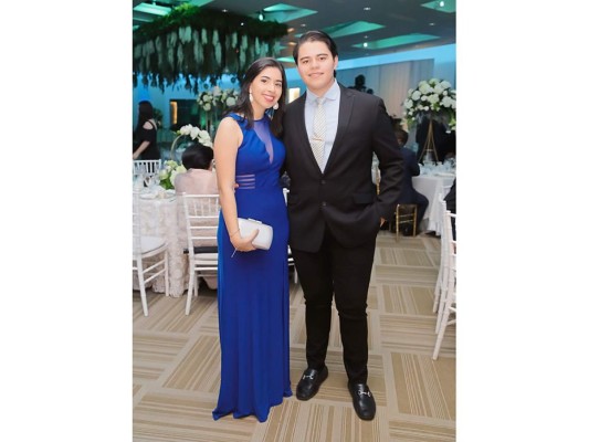 Cindy García y Hector Hernández celebran su boda eclesiástica