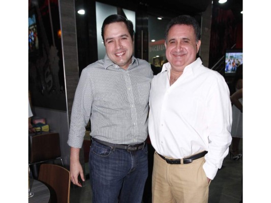 Brindis por la inauguración Carl's Jr.&nbsp;&nbsp;