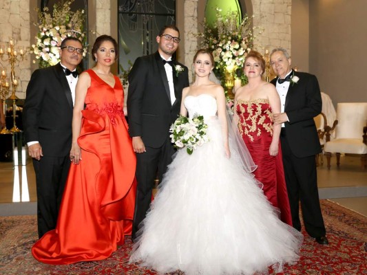 Los novios con sus padres, José Raúl y Lorena Durón y Oscar y Ligia Alvarenga