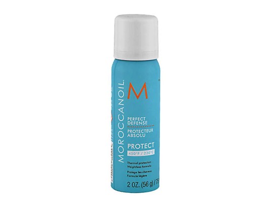 MOROCCANOIL PERFECT DEFENSE. Un aerosol seco, ingrávido, protector contra el calor. Esta fórmula nutritiva con aceite de argán y vitaminas rehidrata el cabello mientras lo protege de los efectos dañinos del peinado con calor hasta 450⁰F / 230⁰C. By Sophis Beauty Supplies, disponible en www.shopestilo.hn