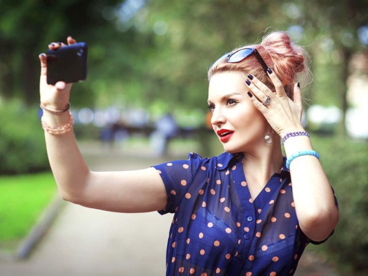 8. Desconectarte. ¿Cuánto tiempo pasas en redes sociales viendo las fotos de los demás o posteando las cosas que haces? Si pasas más de una hora al día, créeme, necesitas hacer algo. ¿Qué tal si inviertes esa misma cantidad de tiempo en leer un libro, aprender un nuevo idioma, tomar clases de cocina, dar una caminata o jugar con tus hijos? Las redes sociales se han convertido en una verdadera adicción que en lugar de acercarnos nos aleja más de la gente. ¡Toma el control!