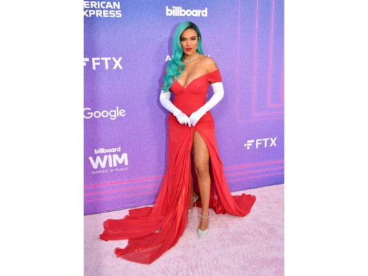 Karol G se inspiró en el vestido que llevó Julia Roberts en Pretty Woman para este look.